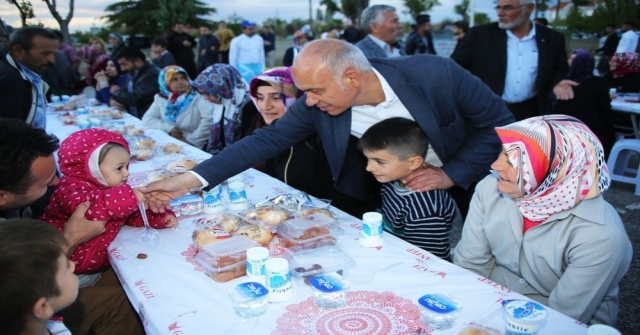 Karaman Belediyesinin İlk İftar Sofrası Atatürk Mahallesinde Kuruldu