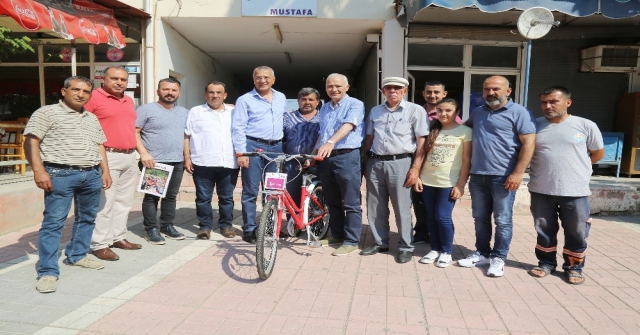 Başkan Tarhandan Eski Belediye Başkanına Bisiklet