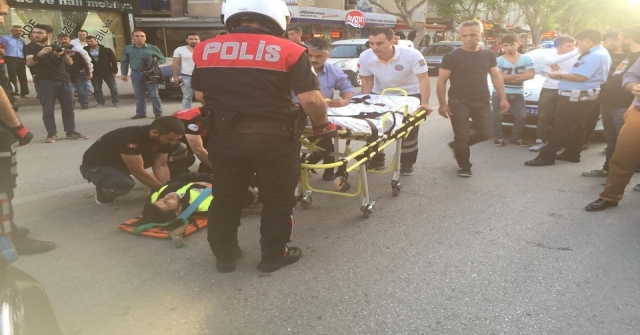 Motorize Polis Ekibi Kaza Yaptı, 1İ Polis 2 Kişi Yaralandı