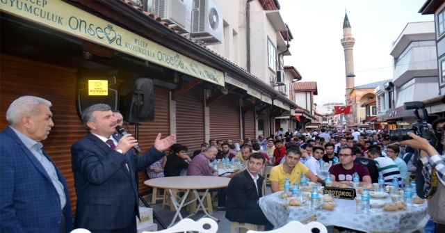 Başkan Akyürek Tarihi Bedesten Esnafı İle İftarda Buluştu