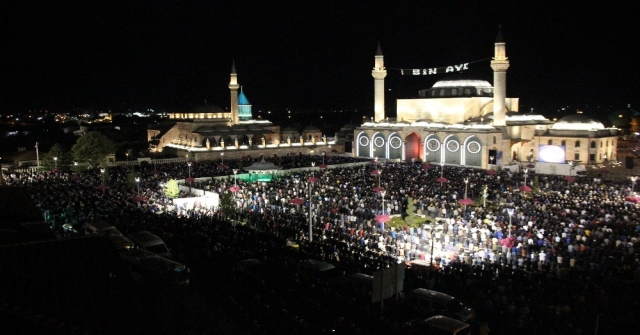 Kadir Gecesinde Onbinler Mevlana Meydanında Bir Araya Geldi