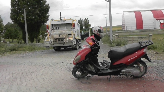 Motosiklet Çöp Kamyonuna Çarptı: 1 Yaralı