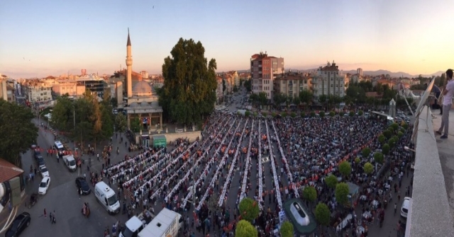 Karaman Belediyesi 10 Bin Kişiye İftar Verdi