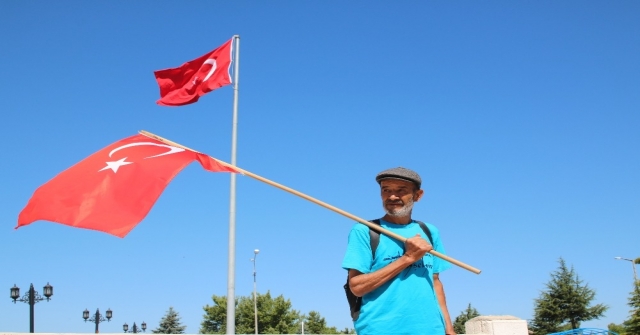 63 Yaşındaki Adam Elinde Türk Bayrağıyla Ankaraya Yürüyor