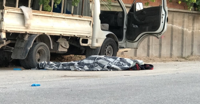 Otomobille Çarpışan Kamyonet Yol Kenarındakilerin Arasına Daldı: 1 Ölü, 7 Yaralı