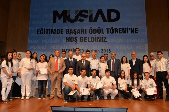 MÜSİAD’ın ‘Eğitimde Başarı’ Ödüllerini Vali Çakacak Verdi