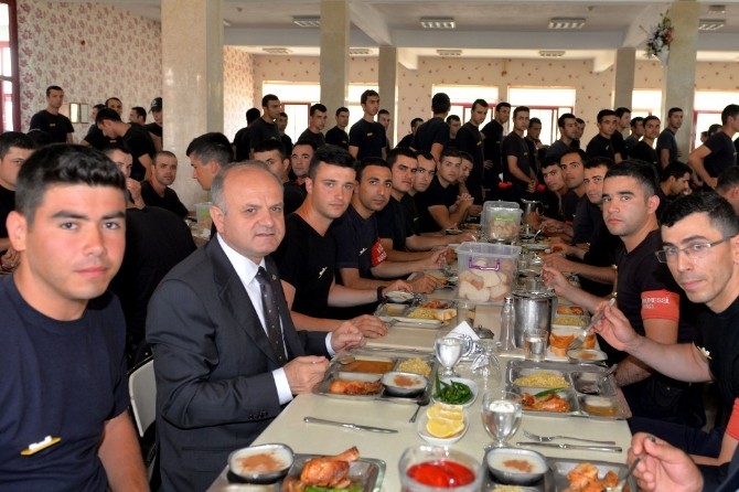 Vali Çakacak Polis Adaylarıyla Karavanadan Yemek Yedi