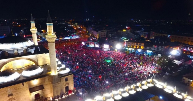 15 Temmuzun Yıldönümünde Binlerce Kişi Mevlana Meydanına Akın Etti