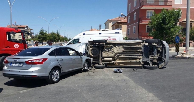 Karamanda Otomobille Hafif Ticari Araç Çarpıştı: 3 Yaralı
