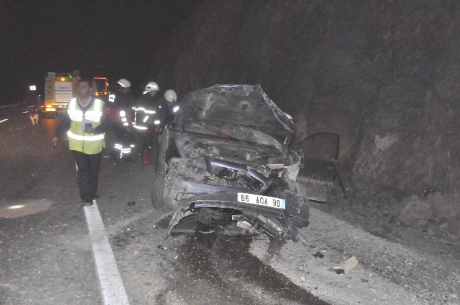 Otomobil Yol Kenarındaki Kayalıklara Çarptı: 1 Yaralı