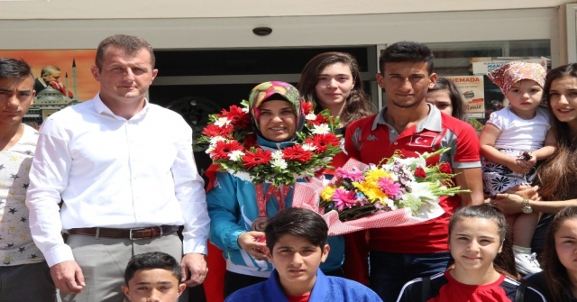 Torun Sahibi Olimpiyat Üçüncüsü Judocu Memleketinde Çiçeklerle Karşılandı