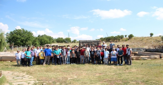 Beyşehirdeki Kampa Katılan Öğrenciler Tarihi Mekanları Gezdi