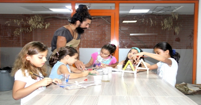 Tuncay Kes, Beyaz Kule Öğrencilerine Ahşap Tasarım Dersi Veriyor