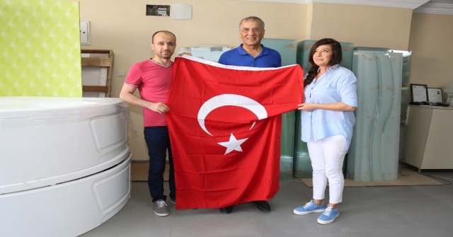 Başkan Tarhan, Esnafa Bayrak Dağıttı