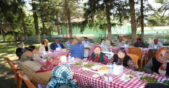 Başkan Özgüven, Huzurevi Sakinlerini Yemekte Buluşturdu