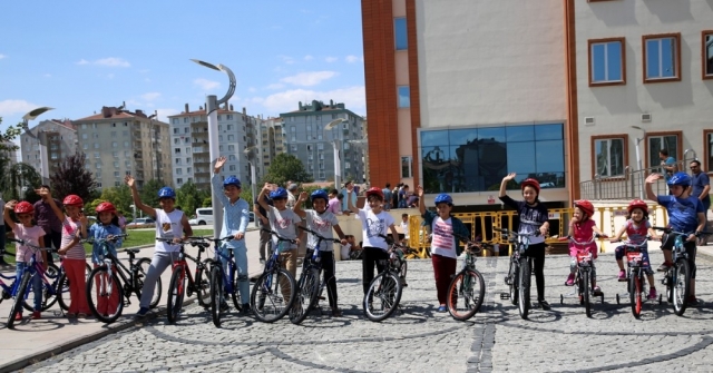 Konyada 40 Gün Camiye Giden Çocuklar Bayram Hediyelerini Aldı