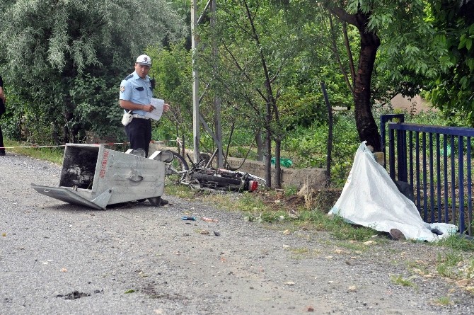 Motosiklet Çöp Konteynerine Çarptı: 1 Ölü, 1 Yaralı