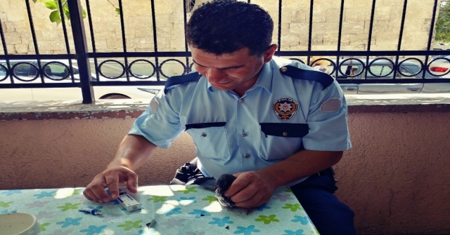 Yaralı Güvercine Polis Sahip Çıktı