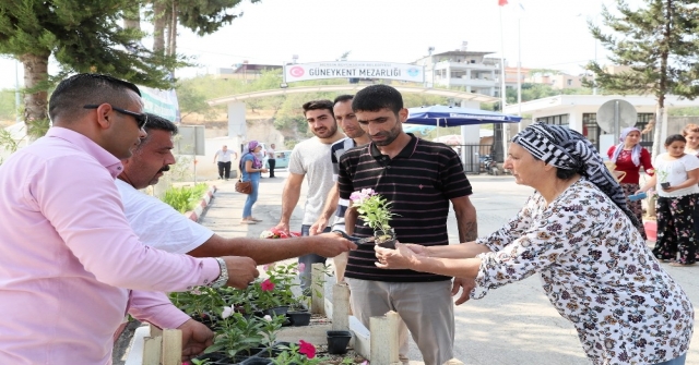 Büyükşehir Belediyesinden Mezarlık Kapısında Vatandaşa Çiçek Ve Su