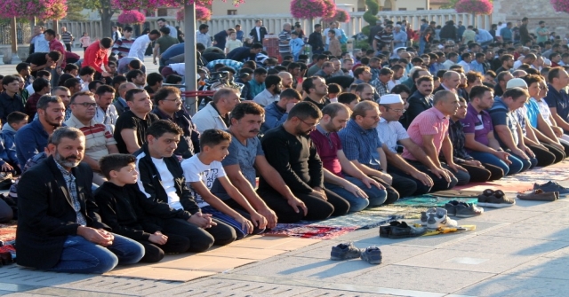 Konyada Bayram Namazı Kılındı, Camiler Doldu Taştı