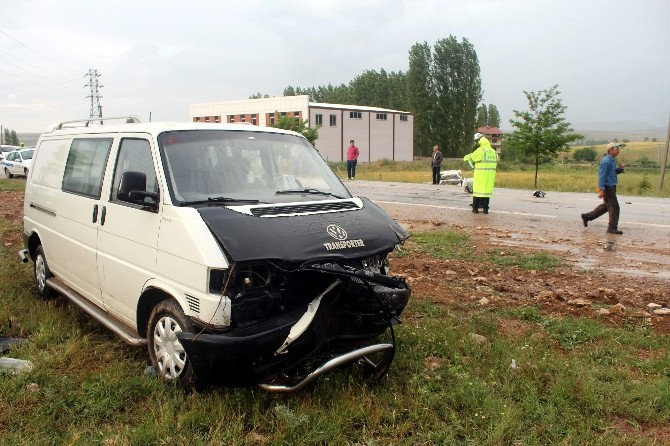 Minibüs Otomobille Çarpıştı: 1 Ölü, 3 Yaralı