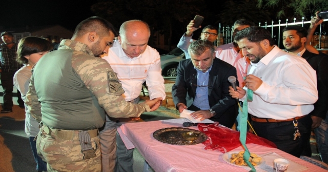 Şehit Babası Diğer Asker Oğlunu Kına Yakarak Görev Yerine Uğurladı