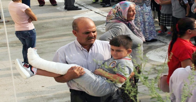 Ayağı Alçıda Olan Çocuğu Okula Dedesi Kucağında Getirdi