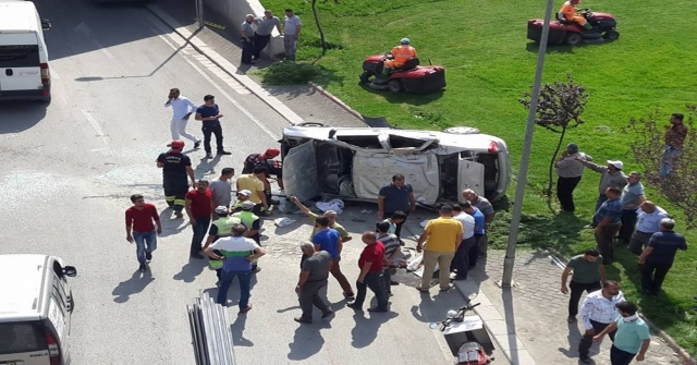 Konyada Otomobil Üst Geçitten Uçtu: 1 Yaralı