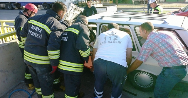 Alt Geçit Korkuluğuna Çarpan Araçta Sıkışan Sürücü Yaralandı