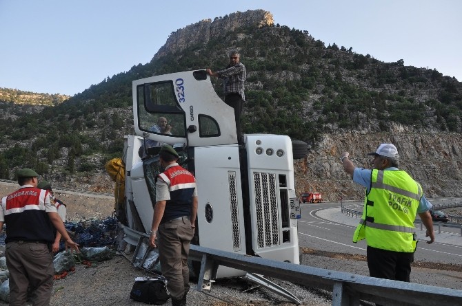 Sebze Yüklü Kamyon Devrildi: 1 Yaralı