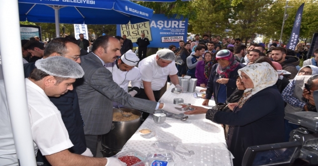 Selçuklu Gençlik Meclisinden Öğrencilere Aşure İkramı