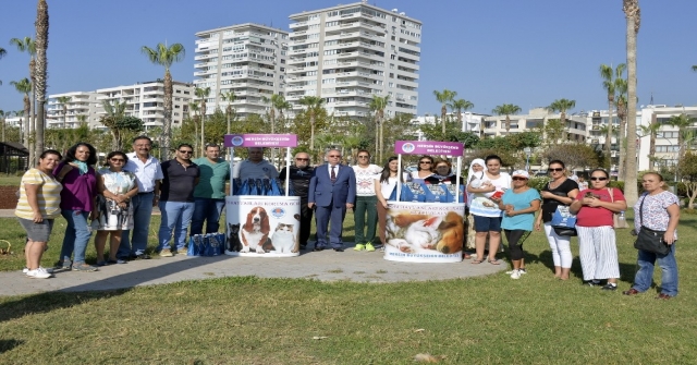 Mersinde Hayvanları Koruma Gününde Kedi Ve Köpeklere Mama Dağıtıldı