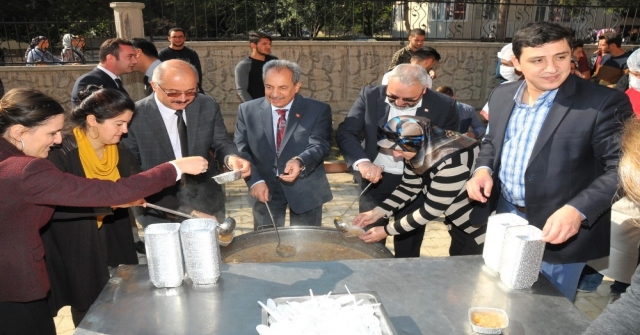 Akşehir Belediyesinden Üniversite Öğrencilerine Aşure İkramı