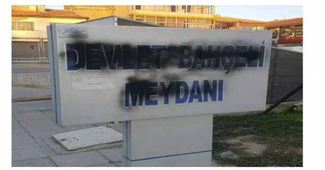 Ak Partili Belediye Siyaha Boyanan Devlet Bahçeli Meydanı Tabelasını Yeniledi