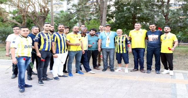 Fenerbahçeli Taraftarlardan Mersindeki Bombalı Saldırı Yerine Karanfil