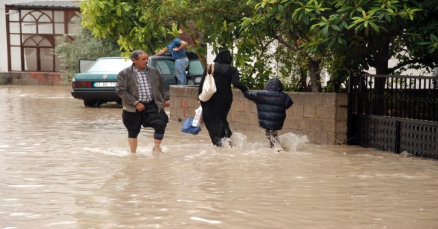 Mersinde Sağanak Yağmur Evleri Su Altında Bıraktı