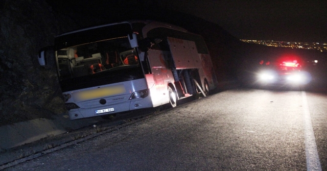 Yolcu Otobüsü Şarampole İndi, 3 Yolcu Şoka Girdi