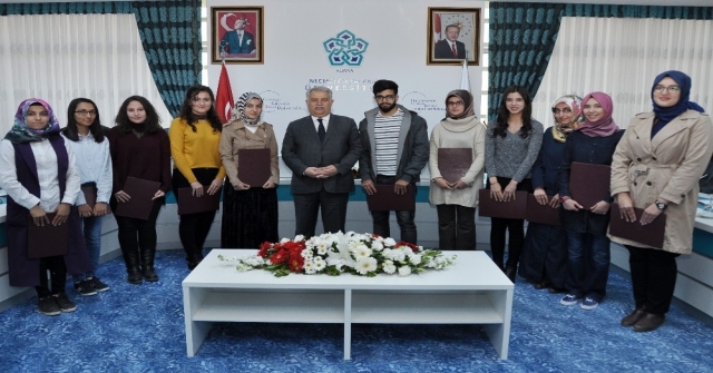 Neüde Birinci Öğrencilere Tebrik Mektupları Verildi