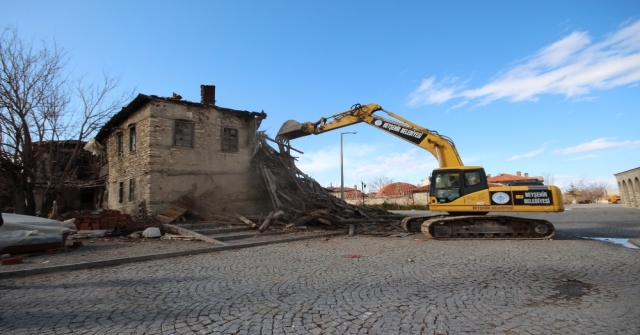 Beyşehirde Metruk Binaların Yıkımı Gerçekleştiriliyor