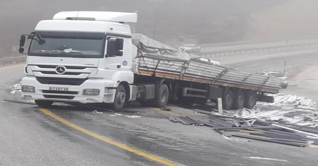 Karamanda Yoldan Çıkan Tır, Ulaşımı Aksattı