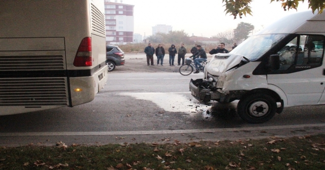 İşçi Taşıyan Servisler Çarpıştı: 8 Yaralı