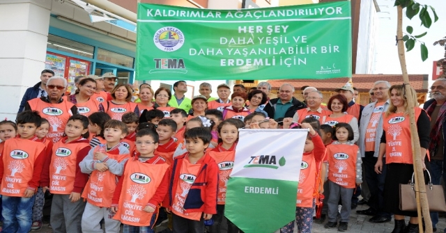 Erdemli Şehir Merkezinde Kaldırımlara Fidan Dikildi