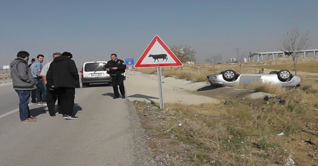 Konyada Otomobil Şarampole Takla Attı: 4 Yaralı