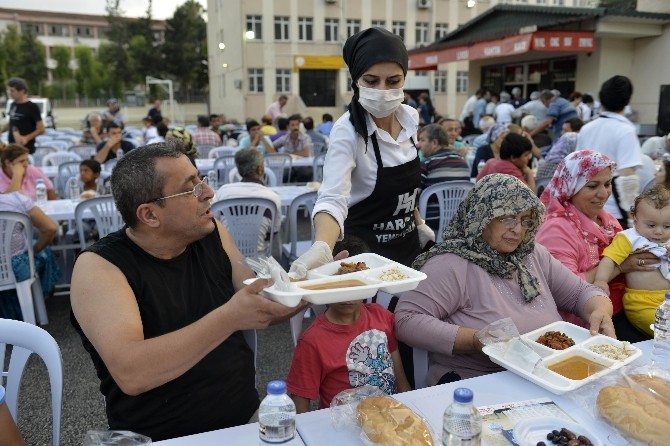 Büyükşehir Belediyesi 6 Noktada İftar Çadırı Kurdu