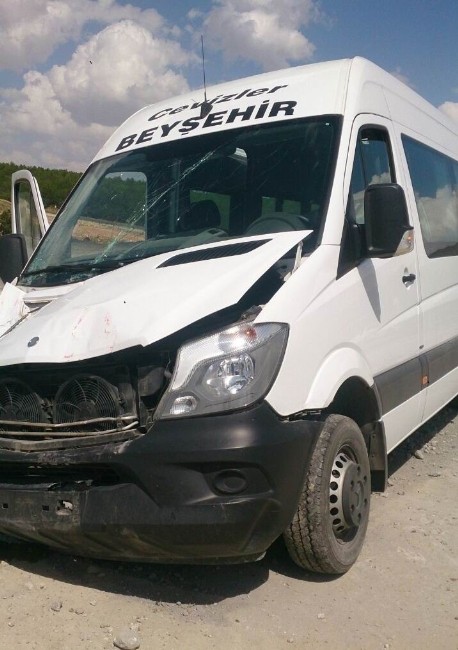 Yolcu Midibüsü Trafik Levhasına Çarptı: 8 Yaralı