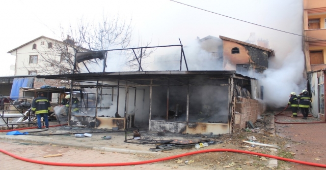 İşyeri İle Birlikte Evi De Yandı