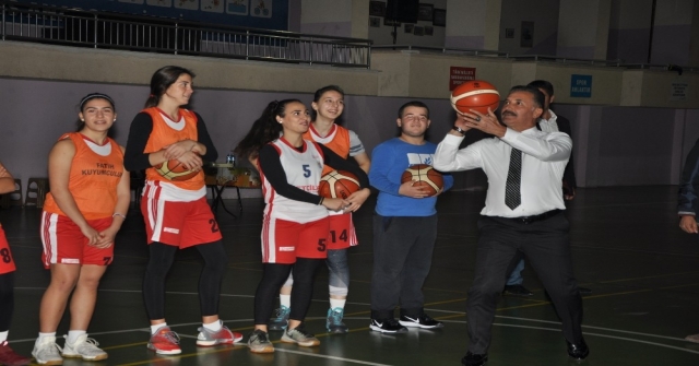 Başkan Tunadan Kadın Basketbol Takımına, Maç Öncesi Destek Ziyareti