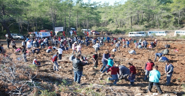 1700 Öğretmen İçin 1700 Fidan Toprakla Buluştu