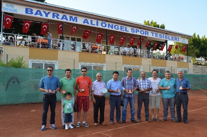 Tenis Turnuvasında Dereceye Girenlere Ödülleri Verildi