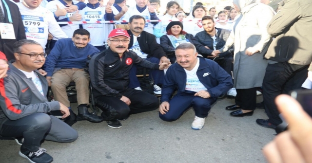 3. Uluslararası Mersin Maratonuna Binlerce Kişi Katıldı